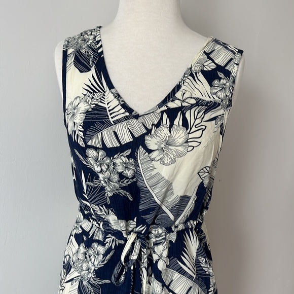 Hawaiian Dress with tie waist and wood bead detail - Picture 2 of 5